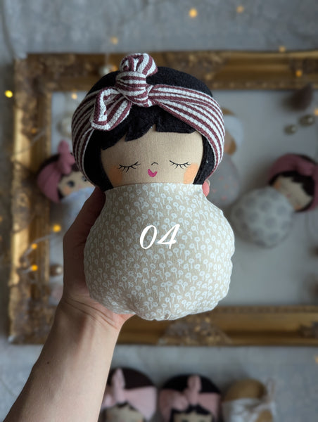 04 Swaddle baby,